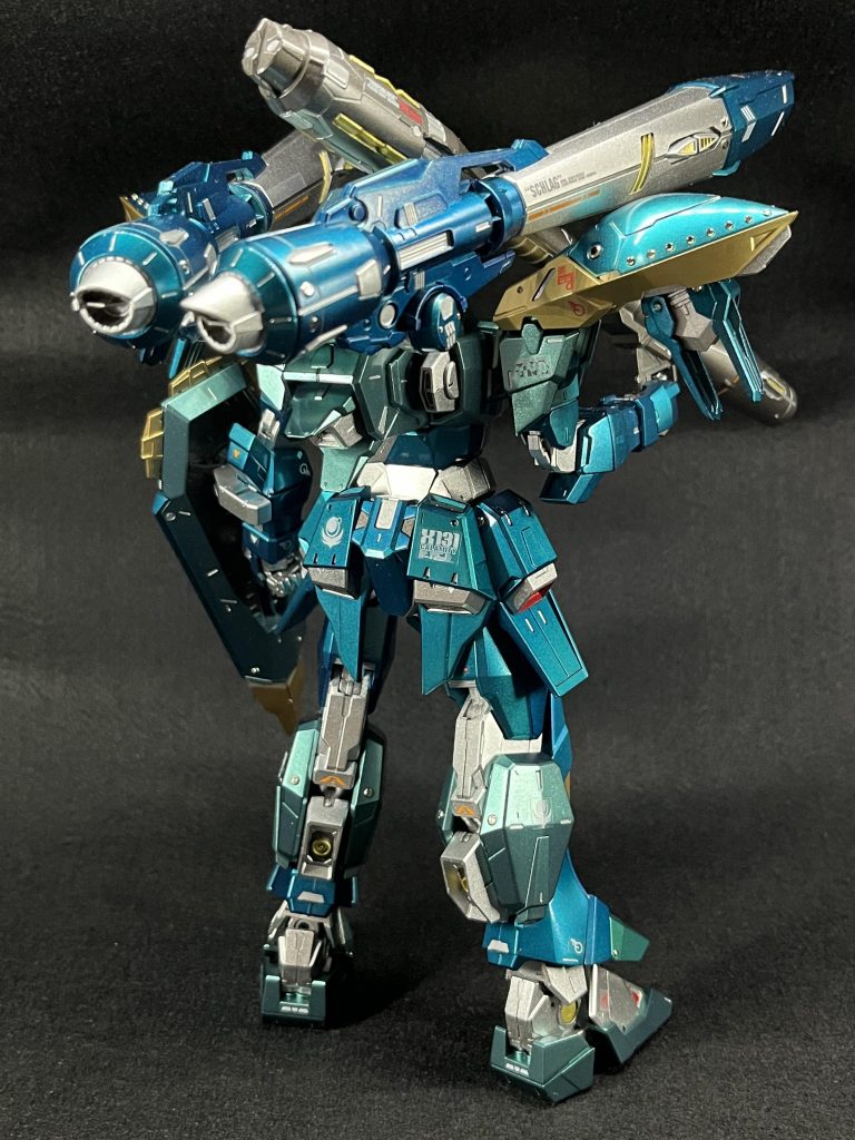 バックショット使用色、塗料は、下地:黒サフ本体フレーム:スターブライトシルバー砲身等:スーパーアイアン2シルバー塗り分け部:クロームシルバー(エナメル)外装1:GXメタルグリーン→ディープクリアブルー外装2:GXメタルグリーン+GXメタルブラック+GXメタルブルーの混色外装3:GXメタルグリーンのみ肩等:スーパーリッチゴールドゴールド塗り分け部:ゴールドリーフ(エナメル)砲門:GXメタルレッド腰一部:GXメタルブルー→クリアブルー一部塗り分け:焼鉄色(水性)、黒鉄色(水性)頭分センサー、目:グレー(下地サフ)→蛍光グリーントップコート:水性ホビーカラー 光沢クリアー今作は墨入れに黒を使わず、全体に合わせる為にクロームシルバー(エナメル)を希釈して流し込みました。大正解だったのでは?と。※メタル塗料の薄め液は、ガイアノーツのメタリックマスターを使用
