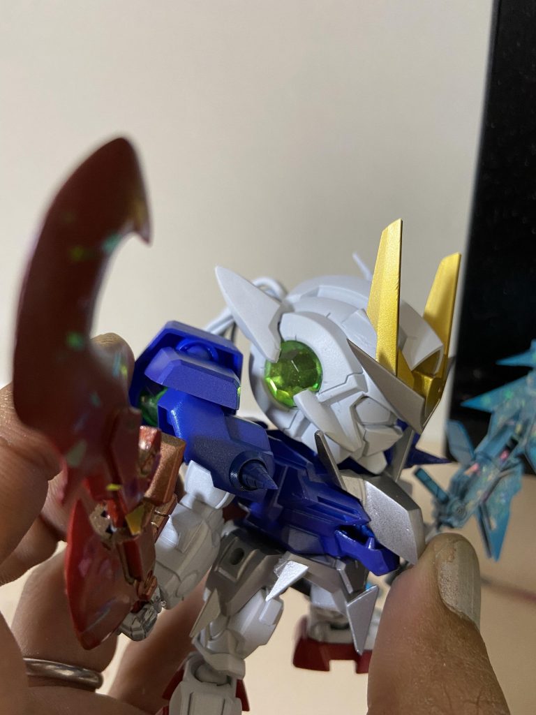 耳あたりの丸いのは100均のクリアレジンのパーツに加工して変更してます！他にも100円アイテムは•盾や肩のホロシール•剣のキラキラ•目のシール•各部の石　などゴリゴリ使ってます！写真より肉眼で面白い作品をテーマに制作しました！