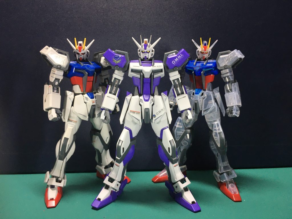 　過去作のストライクたちと並んで。・HGCE エールストライクガンダムの本体・ガンプラ一番くじ2021のエントリーグレード ストライクガンダム(ソリッドクリア)