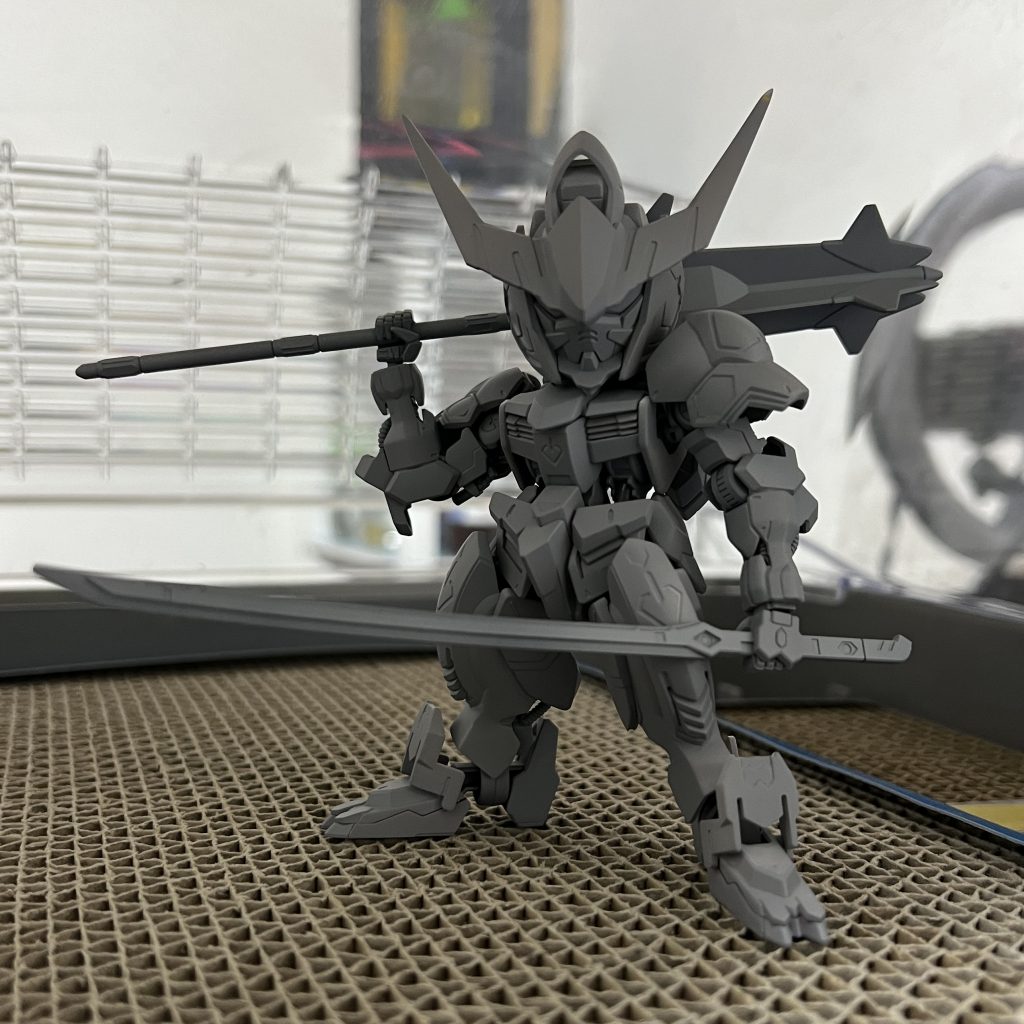 サフを吹いた状態です。肉眼では確認できなかった凹凸はラッカーパテで埋めて整えました。サフ萌えです！！