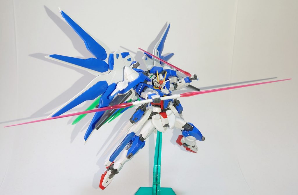 シュペールラケルタビームサーベル×4GNドライヴの下部と腰部リアアーマーに装備。ふたつを連結しアンビデクストラスハルバードモードにもなる。全て同じものであるため、どの組み合わせでも連結可能。GNドライヴの所のサーベルはビルドストライクの腰部サイドアーマーを接着しHGCEストフリのサーベルを装着。