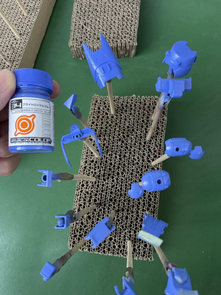 エアブラシでブライトロイヤルブルーを吹き付けた様子。初ガイアノーツの感想は発色がよく色がよく食いつく印象を持ちました。今後増える予感。