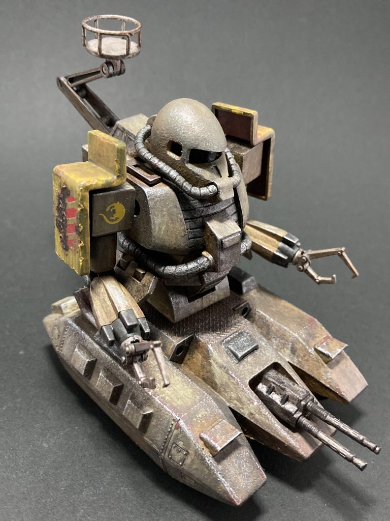 片方の肩デカールがうまく貼れず割れてしまったので、弾痕ダメージを作ってごまかし💦