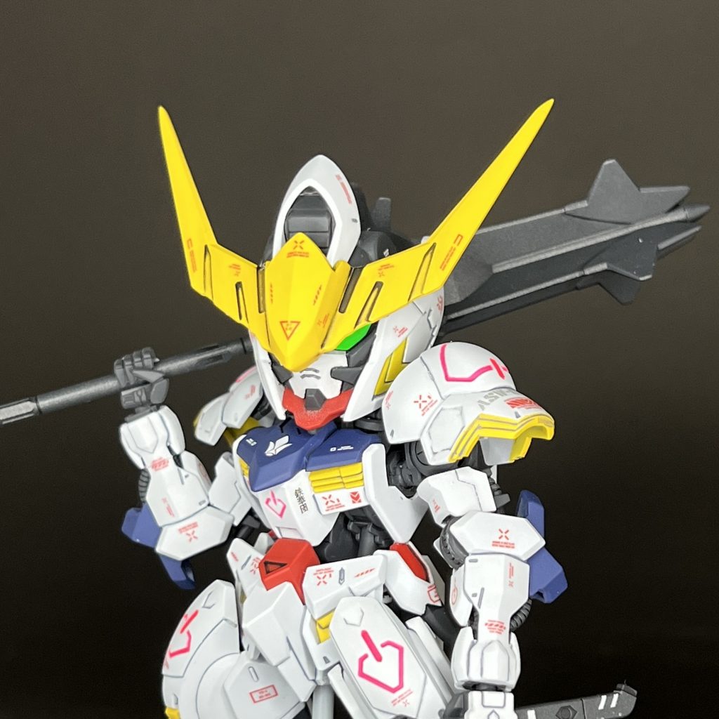 顔のアップです。BB戦士をそのまま使っていますがかなりイケメンなのがよくわかります。HGの胴体に乗せても全く違和感が無いと思います。