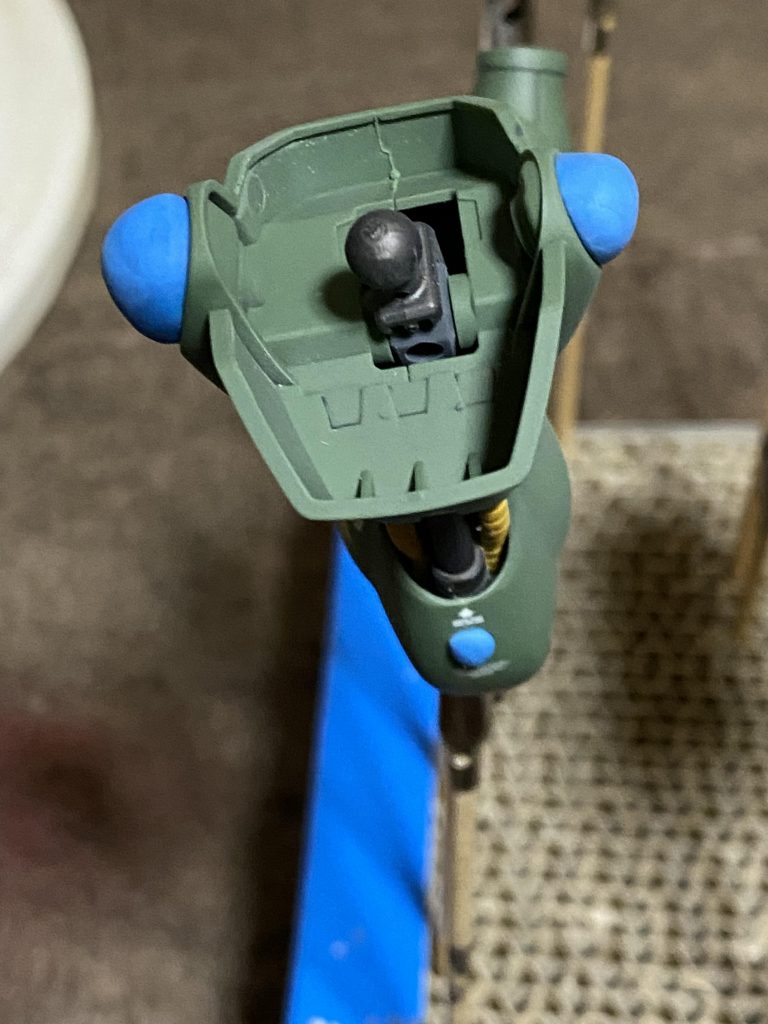 脚のスラスターは一体成型でメタリックで塗ってしまい、つや消しにしますと質感が落ちてしまうので100均の粘着タック使ってマスキングすると綺麗に外はつや消し、中はメタリックにする事が出来ました。