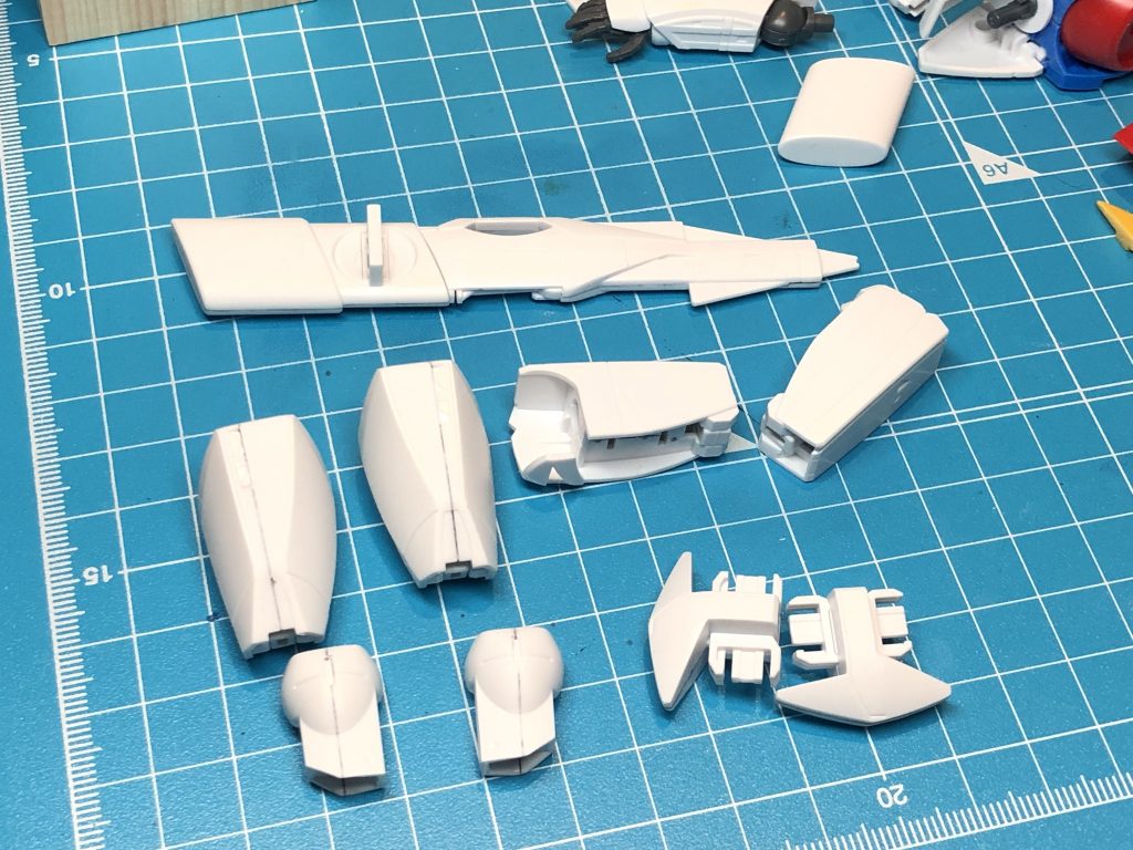 合わせ目が出る箇所。頭と腕は後ハメが出来なくてそのままです。