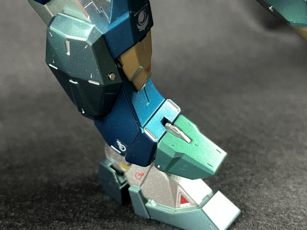 脛、足こちらも、3色使っての塗り分け。もう少しゴツめの脚でも良いかなぁと思うくらいにはシンプルデザインですね。