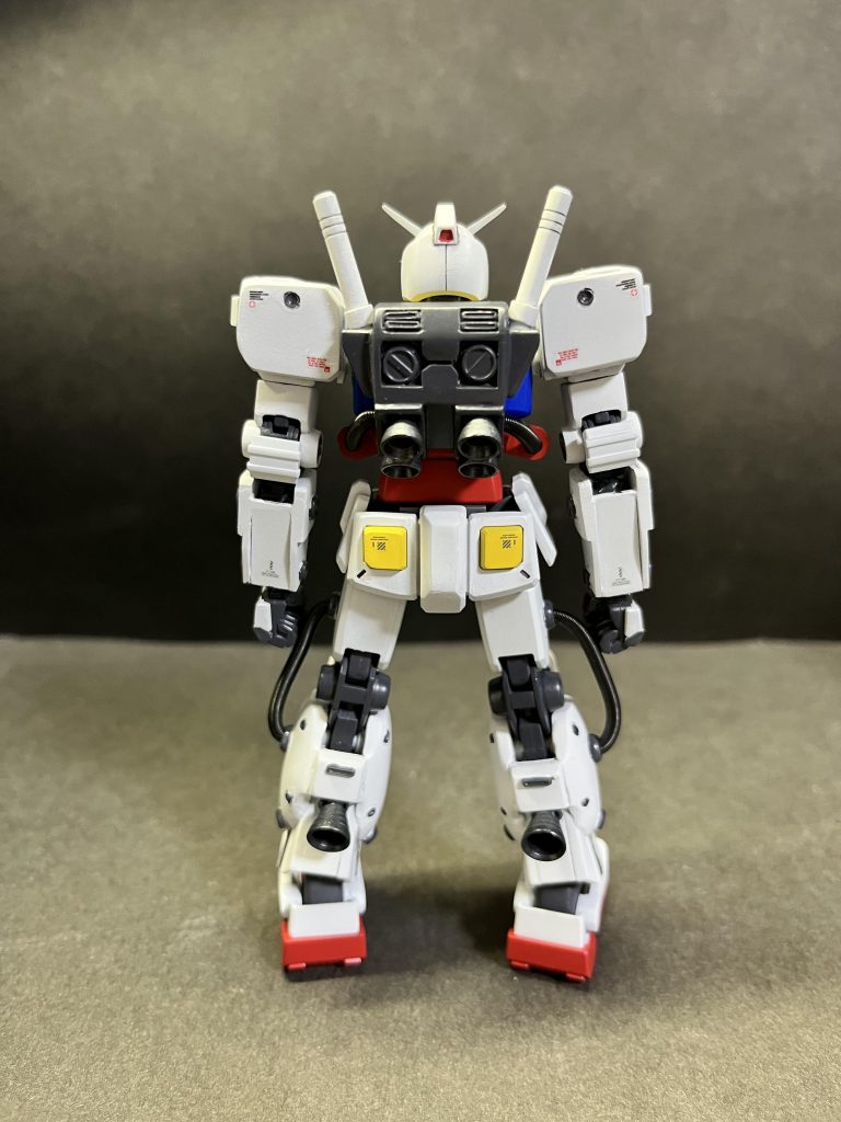 背面バックパックはrevive版ガンダムのものを元に設定画を参考にプラ板と市販パーツで制作してます😄