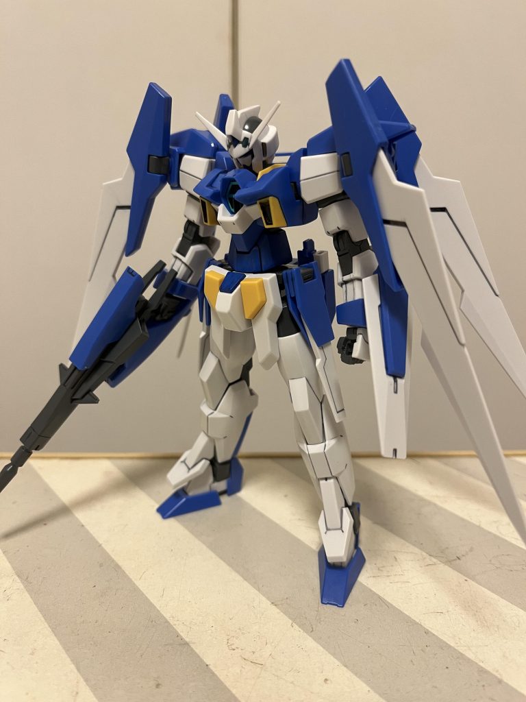 ガンマカで赤部分を青くして、墨入れ。今回は少しだけ加工して、AGE-2の特徴の4枚羽の白い部分を青い根元部分から可動するようにしました。まあ、固定するピンを折っただけですけどwなんでピンあったんだろ?本来、可動するのが正解っぽいのにわざわざ固定する意味とは?