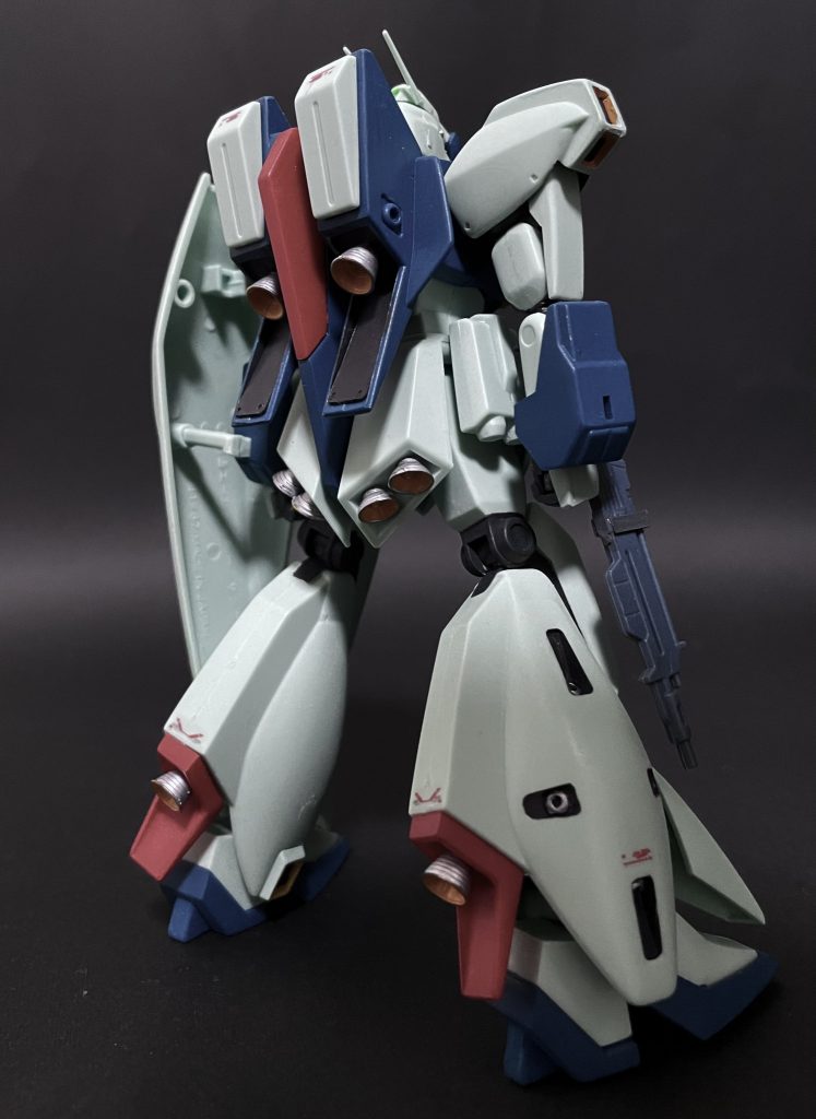 シールドの接続方法がちょっと無理あったので、ランナーから適当な接続パーツを作ってみましたが、、、もうちょっとやりようがあったな(笑)シールドに謎のダボ穴があるのですが、ひょっとして開発中はBWS付きを検討していたのだろうか…はて。テールバインダーは可動します。カッコいい。。