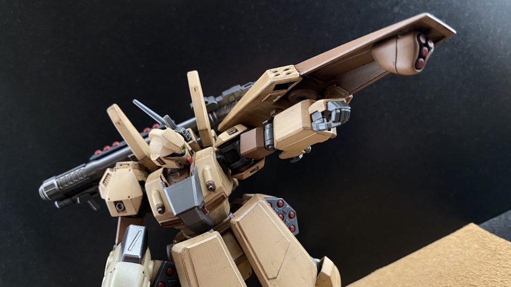 シールドには、ロケットランチャーの他、先端裏側に、トリモチランチャーが装備されている。胸部には対地用のバルカンが、ショットガンといい、対MS戦闘以外の武装が多いようだが。