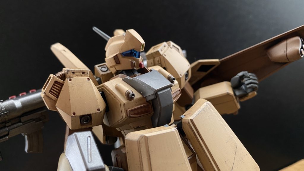 所々が黒くなったサンドカラーの機体。その機体からのぼる煙。各部にまとわりついたトリモチが焦げ付いている。そんなかつての強敵を前に、随分と外れてしまった進行ルートの再設定をしていると、弾薬の補充を済ませたマイルズが話しかけてくる。「大尉、途中から、ドグウヤロウとか言ってましたけど、なんです、それ」 おまえ、深刻そうな声して聞くことかそれかよ。知らねえのか。ニッポンの置き物だよ。知りません。と即座に返ってくる返事に、仕返しとばかりに言い返す。おまえは、何でもかんでも言うことにツッこんでくるのを止めろ。そんなんじゃ、イイ奴がいても相手にしてもらえんぞ。 ぐっ、気にしていることを…、そんなマイルズの声を聞きながら、偵察から戻ったハワードらの報告を聞く。どうやら敵はこの一機だったようだ。足元に横たわる機体を見る。 ハワード達の会話聞こえてくる。「おい、預言者だか、なんだか言うテロリストが、活動を再開したらしいぞ」「リーダーは、処刑されたはずでは」「………」「影武者、それとも…」