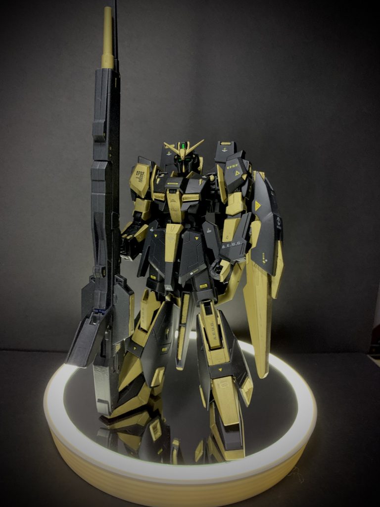 引きで見たショット。このくらい距離離れてると安心です。…塗りムラやハミ出しも結構あるので💦右の肩口だけ、アシンメトリーな感じでゴールドに…ってただ塗装剥がれを誤魔化しただけですが良いアクセントになった気がします。