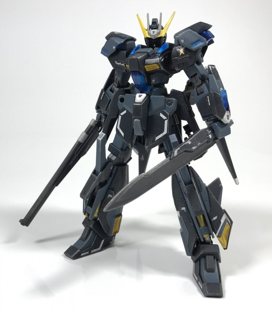 [ハーフブロードソード]本機の近接用武装。近接戦時に抜刀しやすいよう、腰のやや低い位置にマウントされており、逆手での使用も可能。