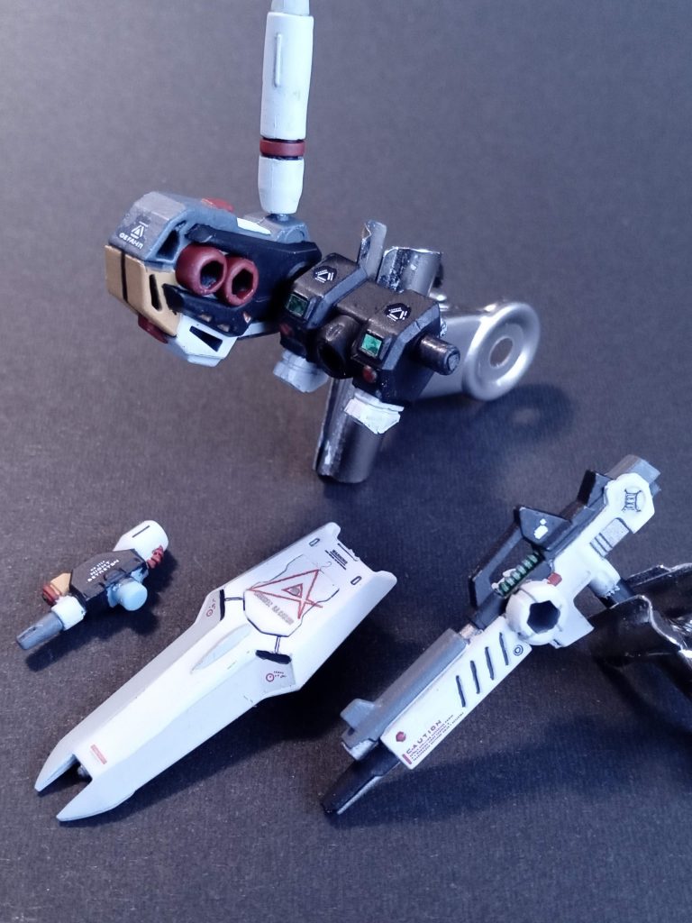 装備類もνガンダムを意識して塗装。バックパックはνガンダムカラーを落とし込みました。ライフル、シールドは自分のEGνガンダムhttps://gumpla.jp/other/1013530のようにしました。Aマークは自作です。