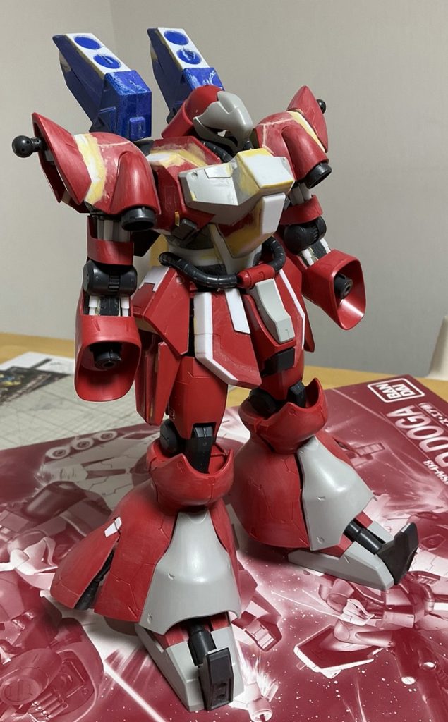 制作中の画像（前方から）です。改造箇所が分かりやすいかと思います。色々な方が言われていますが，このキットは足首の構造が非常に弱く長時間の自立は厳しいです。なにかしらの対策はしたほうがよろしいかと。