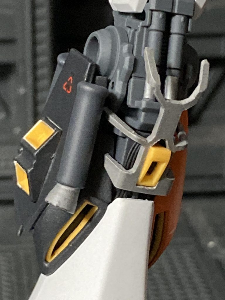 エントリーグレードって金額の割にキットのクオリティが高いんですよね、今回はそんな所を見せられるように意識してみました。膝をフレーム調にしてダンパーを見せています。細いコードを仕込んで情報量を増やしてみたり普段やらない事もやってみました( ´艸`)