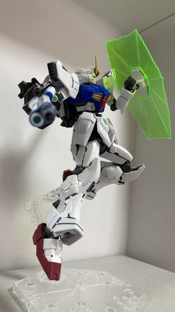 サブウェポン2「ビームシールド」そのままだと肩にぶつかってポーズもろくに取れなくなるため、シールドと腕の接続軸にダブルの受けジョイントを噛ませる事で位置を調整しやすくしていますまたビームシールドの裏側に軽くシルバーのスプレーを吹いた事で、色味は損なわず半透明くらいになっていますオモチャっぽさは少し消せたかな