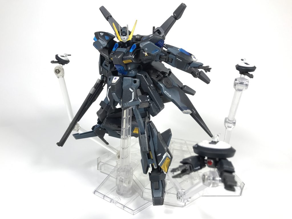 [高機動形態]アダンソンは背部にマウントすることも可能で、その状態ではより立体的で複雑な機動を取ることもできる。また、この状態でも、S-1.S-2.S-3の多目的小型ドローンは射出可能となっている。