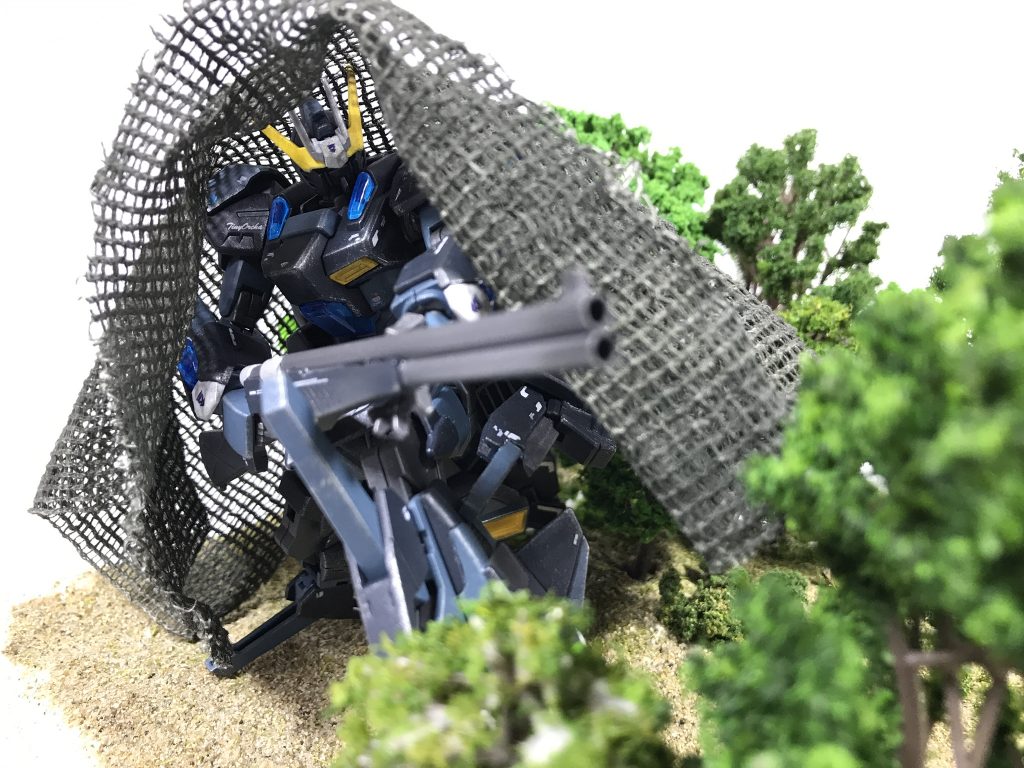 [対レーダーセンサーカモフラージュネット]アダンソンの腹部には対レーダーセンサーカモフラージュネットが折り畳まれて収納されている。レーダー波を吸収する塗料や遮熱塗料を用いた塗装が施されており、ミノフスキー粒子の有無にかかわらず、姿を隠すことが可能。特に森林地帯やデブリ地帯のような環境では有効に機能し、これを用いて先んじて身を隠した地点にフォースメンバーが敵機を追い込むことで不意打ちを仕掛けるというような使われ方をする。このほか、狙撃機であるKTAさんのシャルフシュッツェⅡに利用してもらうことで、狙撃地点を悟られないようにすることもできる。