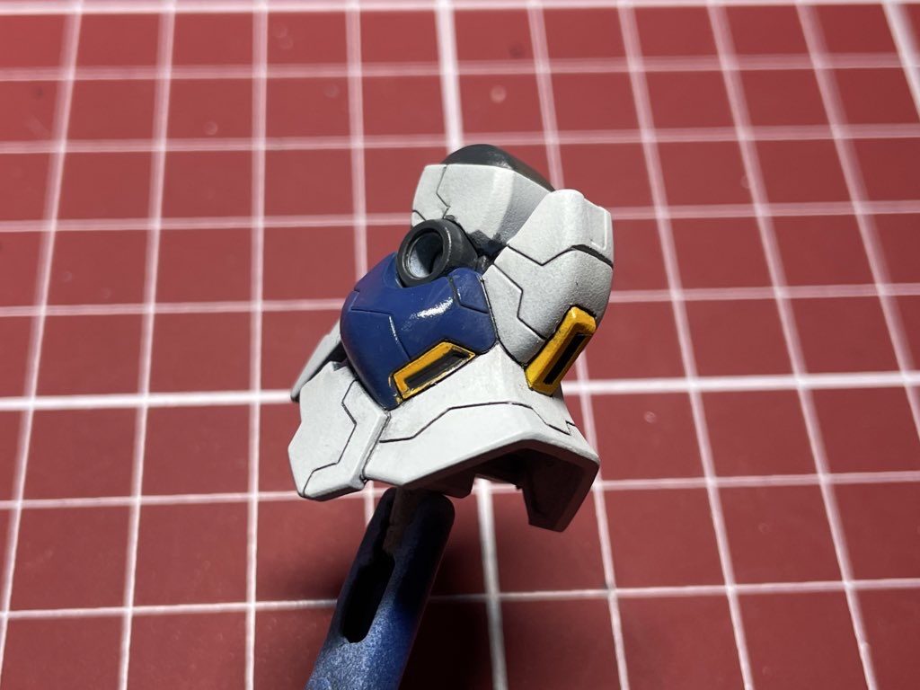 後は白、黄色、赤、青の順番で塗装(マスキング地獄)後はエナメル塗料でフレームカラーを筆塗り、はみ出した際に拭き取りを繰り返し、墨入れ後にデカールを貼りトップコート吹いて完成です。