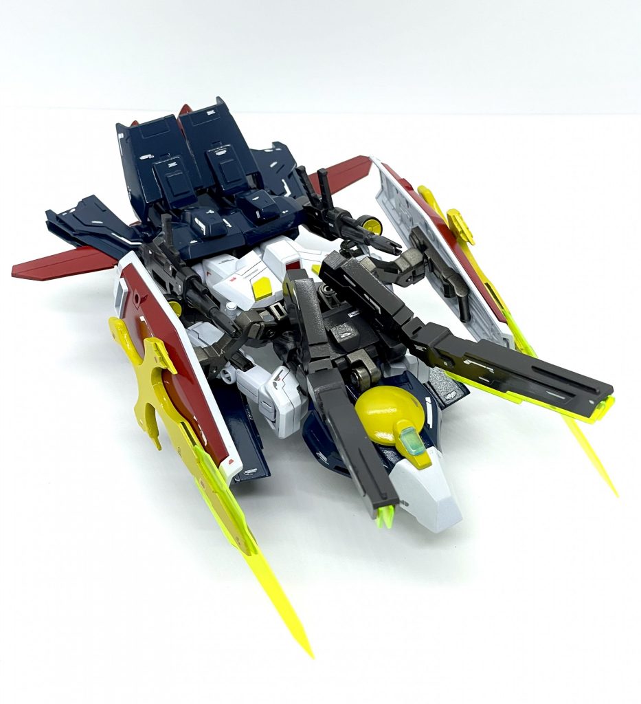 Gアーマー形態に変形した姿。差し替え無しで変形します。