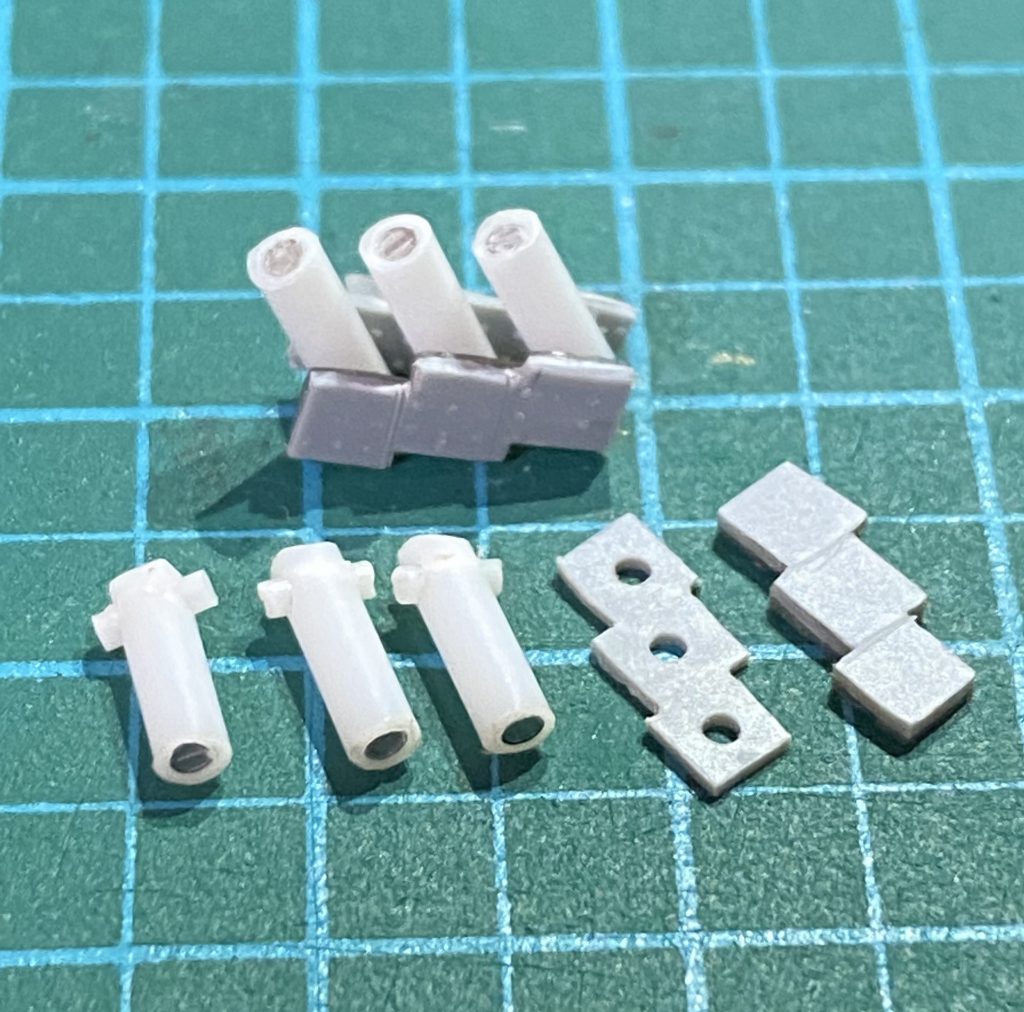 思い付きで自作したスモークディスチャージャーです。2mmのプラ棒にピンバイスで横穴を開け、1mmのプラ棒を通して可動軸とし、プラ板で挟んでいます。細かい工作で苦戦しましたが、意地で動かしましたw長い文章をここまで読んでいただき、ありがとうございます。その内このキットに並べて違和感のないガンダム、ガンキャノンを作成し、ホワイトベースMS隊を投稿するつもりです。かなり先の話になると思いますが、長い目で見てやってください。