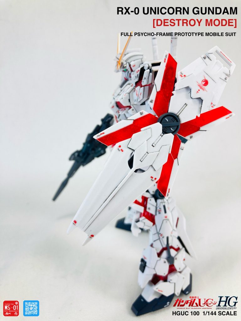 サイコフレームについて①劇中の粒子感を表現したい②金属感も出したい③キットのクリアパーツを生かしたい④ シールド接続ピンが表から透けて見えるのをなんとかしたい⑤ 発光させたい以上を全て盛り込みました。結果サイコフレームは見る角度、光の当たり加減で常に表情を変えてくれるので、やって良かったと思っています。シールドのクリア感を保ちつつ接続ピンが消えてるのが画像で分かるかと思います。詳しい方法を次の画像にて説明します。