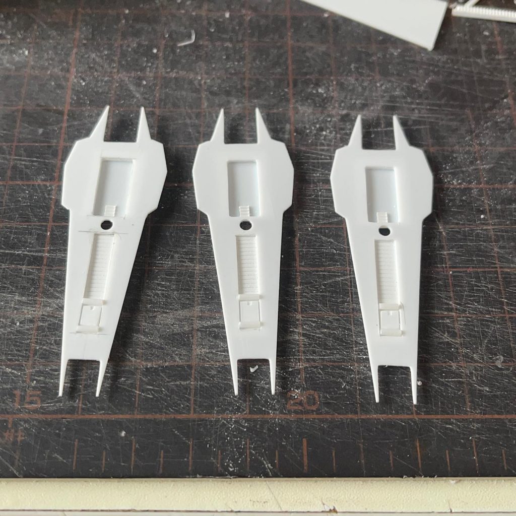 シールド裏をプラ材で作りました。