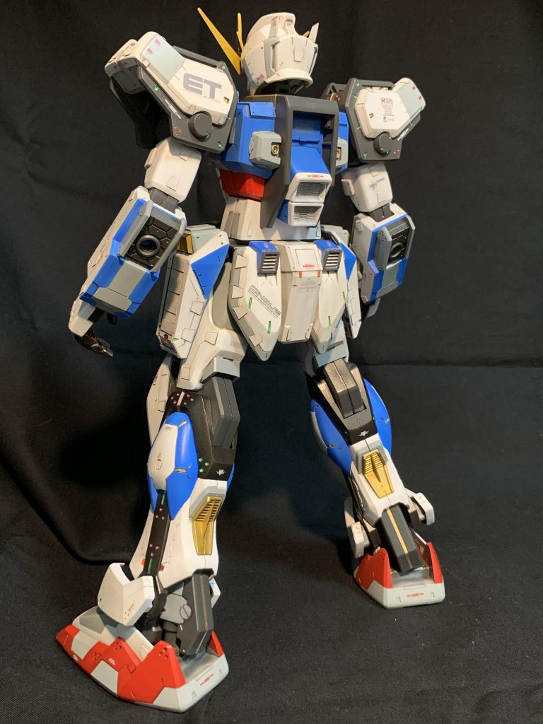 全身にプラ板ディテール、スジボリなどを追加。