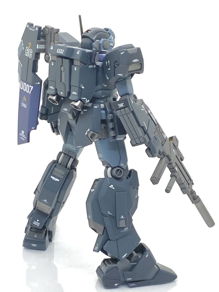 まずはネービーブルーとインディブルー、ブラックを説明書通りに混ぜた後に「色の源」のシアンとマゼンタを本当に少しづつ混ぜていき、途中で余ったランナーに塗りながら色合いを調整していきます。ベースが説明書通りの色合いですから、すぐに近い色になるのですが暗くなり過ぎたようでしたから最後はクールホワイトをこちらもごく少量ずつ混ぜていき・・・作業を初めて10分程でほぼ成型色のネービーブルーを作る事に成功しました。