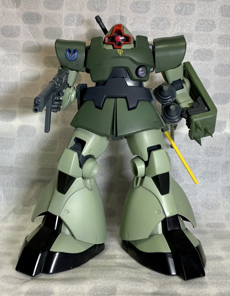 ソフィー・フラン少尉機新しいドムにMMP-80マシンガンを持たせたいてのが全ての始まり個人的にはフェンリル隊編成原初の機体黒い三連星じゃないドムを作りたいけど何か良いネタ無いかな?と思ってたらフェンリル隊のデカールをストックしてたのを思い出す