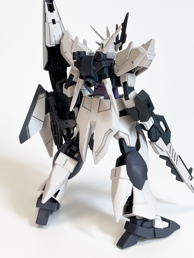 一応バックビューも。ビームライフルの追加バレル上部はネイビーブルーに塗装し、本物νガンダムの印象に寄せました。真っ白よりもメリハリがついて落ち着きますが、設定画でも真っ白が正解なんですね。プラモ化ありきの作品なので商品仕様の色分けの限界と設定画をイコールにする狙いがあってのことと思いますが、(古くはソードカラミティ2号機がそんな事情だったかと)真っ白だと銃の先に唐突にキャップが付いてる感じがして正直だいぶ微妙な気がします…バレル下部の謎のギザギザも同様にネイビーブルーで塗装。あまりにクセが強すぎて切除しようか迷いましたが、暗色にしたら落ち着きました。