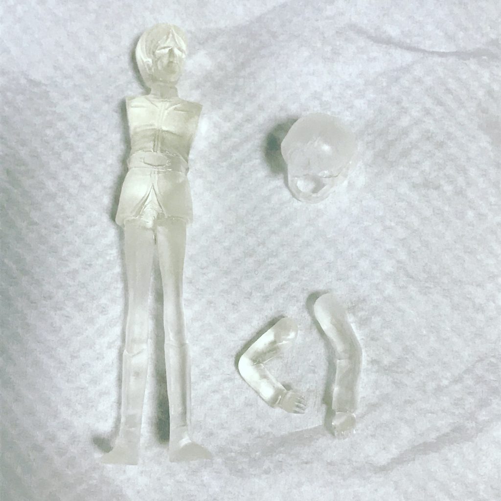 表面処理をして洗ったところ。ガレキとかの場合はここで萌え萌えになって表面をなでまくるのですが… やはり萌えません(笑)