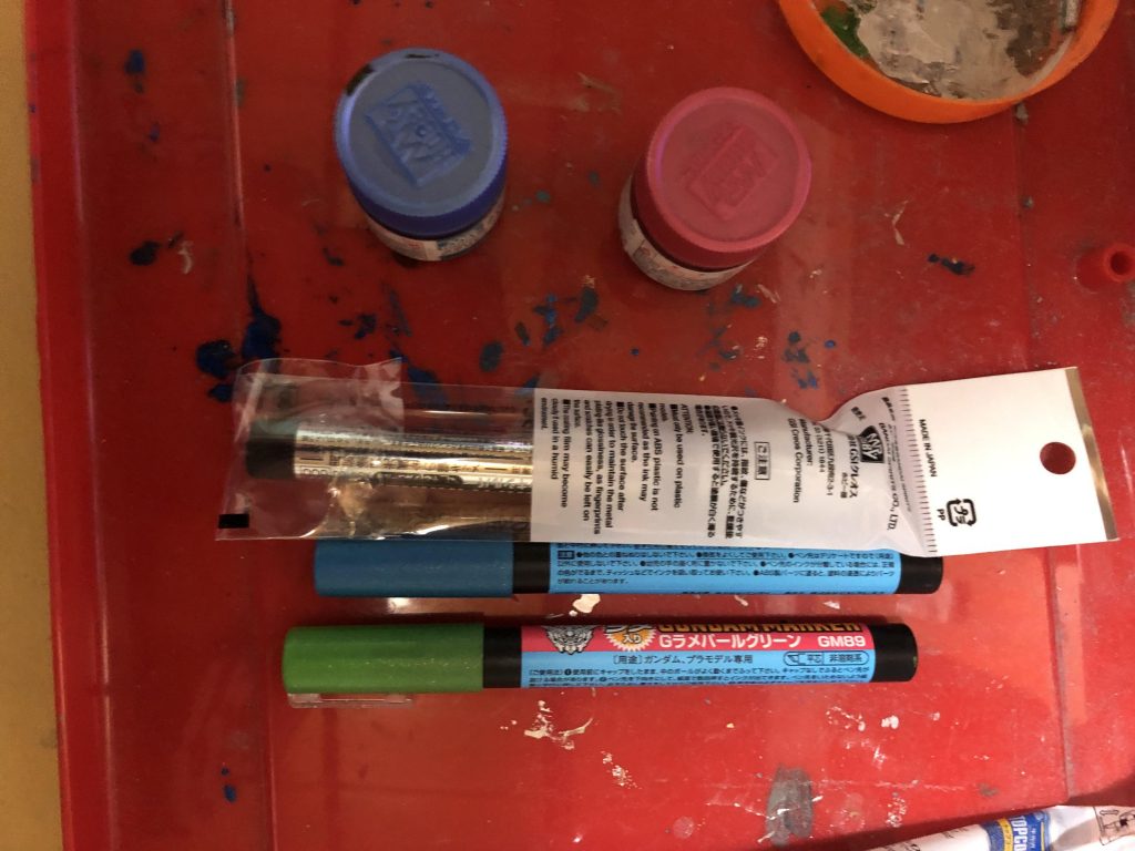 ガンダム マーカーのメッキで塗りました。