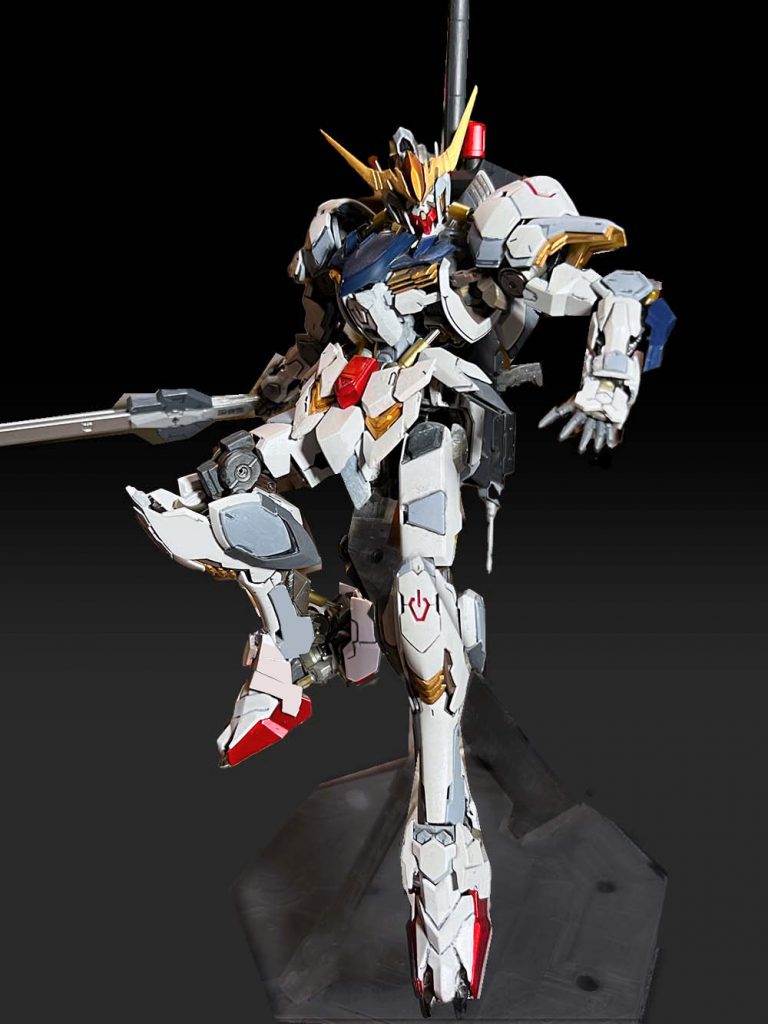 前面 カラーリングは独自解釈で全塗装。この素材もエナメル溶剤に弱いので破損注意。割れたパーツは補修やジャンクで間に合わせた。バルバトスのケモノ臭さはなるべく払拭したいので、目立たない程度にディテールなども微調整。設定とか本編再現とかまったく考慮してません。ポーズはヒト的関節筋肉の動きを考えて、首の角度も納得いくまで微調整してみましたわ。