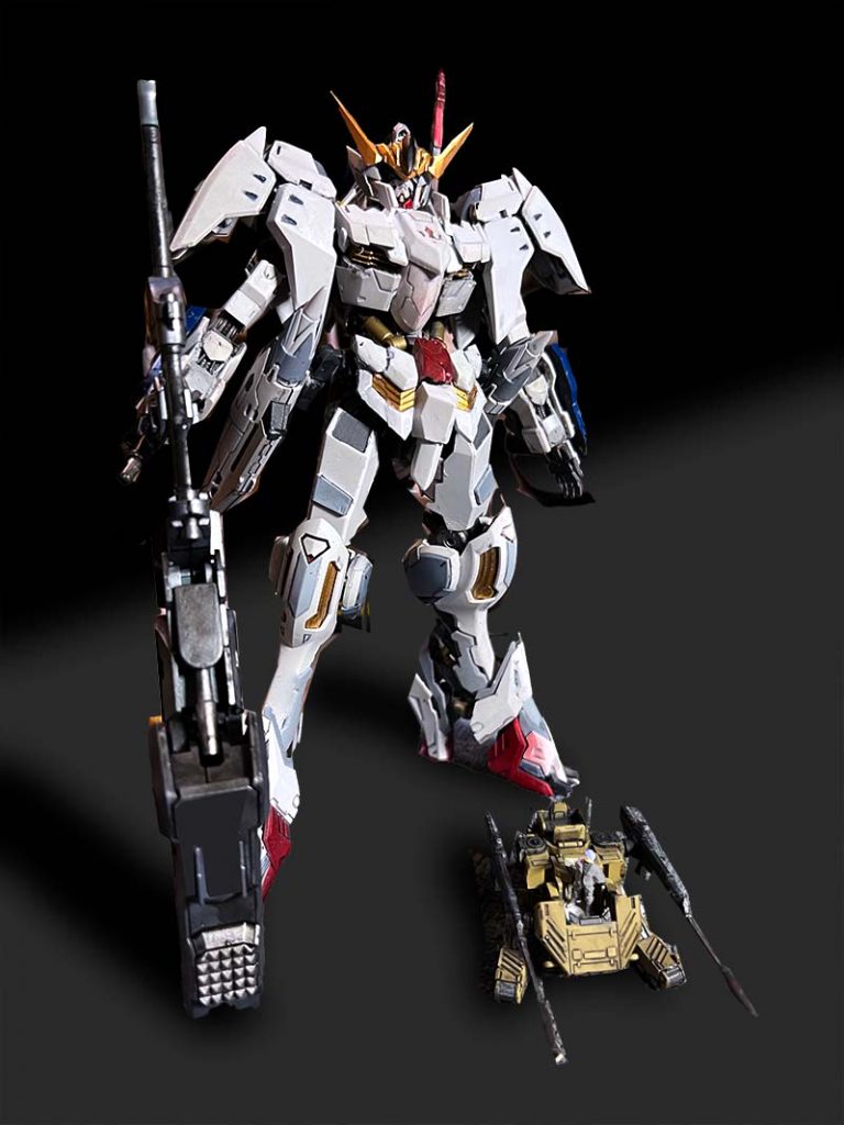 HiRMフレームをベースに、MGや、集めたバルバトスジャンクをあれこれ切った貼ったで作成。バルバトスは同じ1/100でも複数モデルがあるのでジャンクパーツを広げていると、どれが何やらわからなくなりますね。