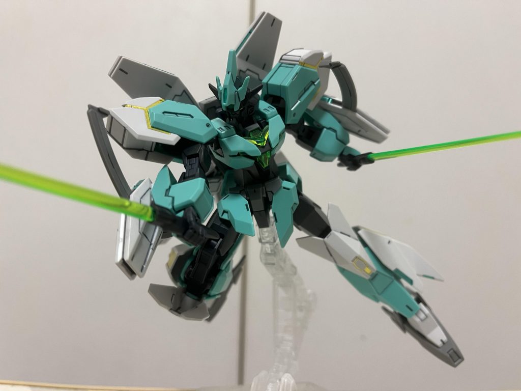 動いて戦っているイメージ全くないですが、サーベルでアクション。この色のサーベルはヴィートルから借りてます。