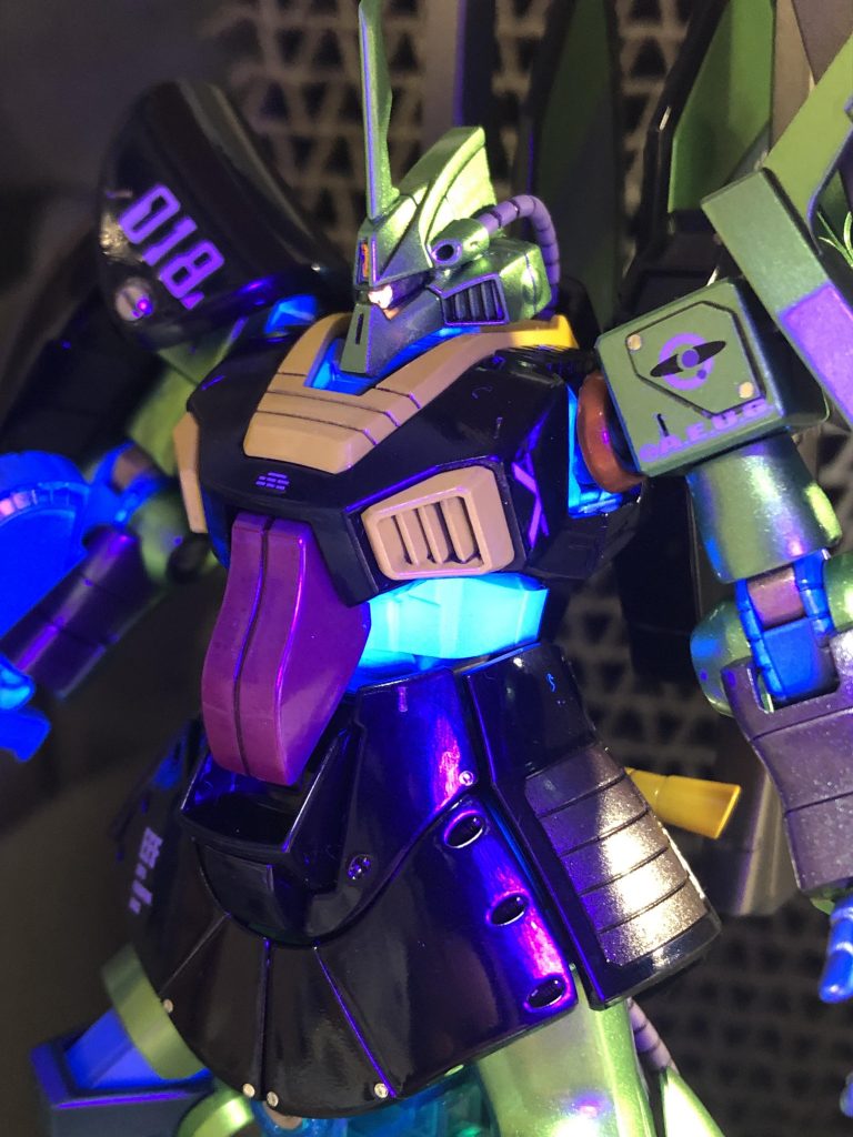 プロトサイコフレームって設定で関節がブラックライトで光ります。モノアイもガイアの畜光レッドで塗装、オデコのセンサーはHIQパーツの偏光シール、右肩のアーマーはコトブキヤのマイナスモールド