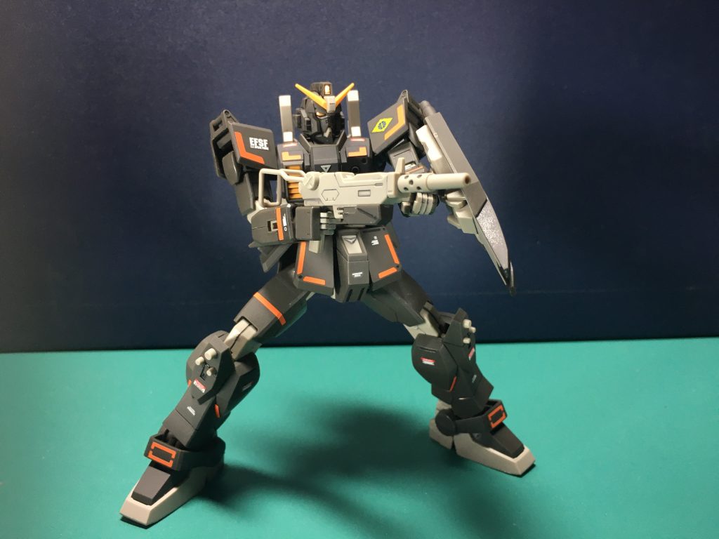 100mmマシンガンはストックとフォアグリップの展開、弾倉の着脱が出来る点は旧HGUCから継承されていますが、トリガーガードが省略されていますね。こちらは新版をベースにしているキットなので肩の引き出しギミックもあり両手持ちさせやすくなった感はあります。