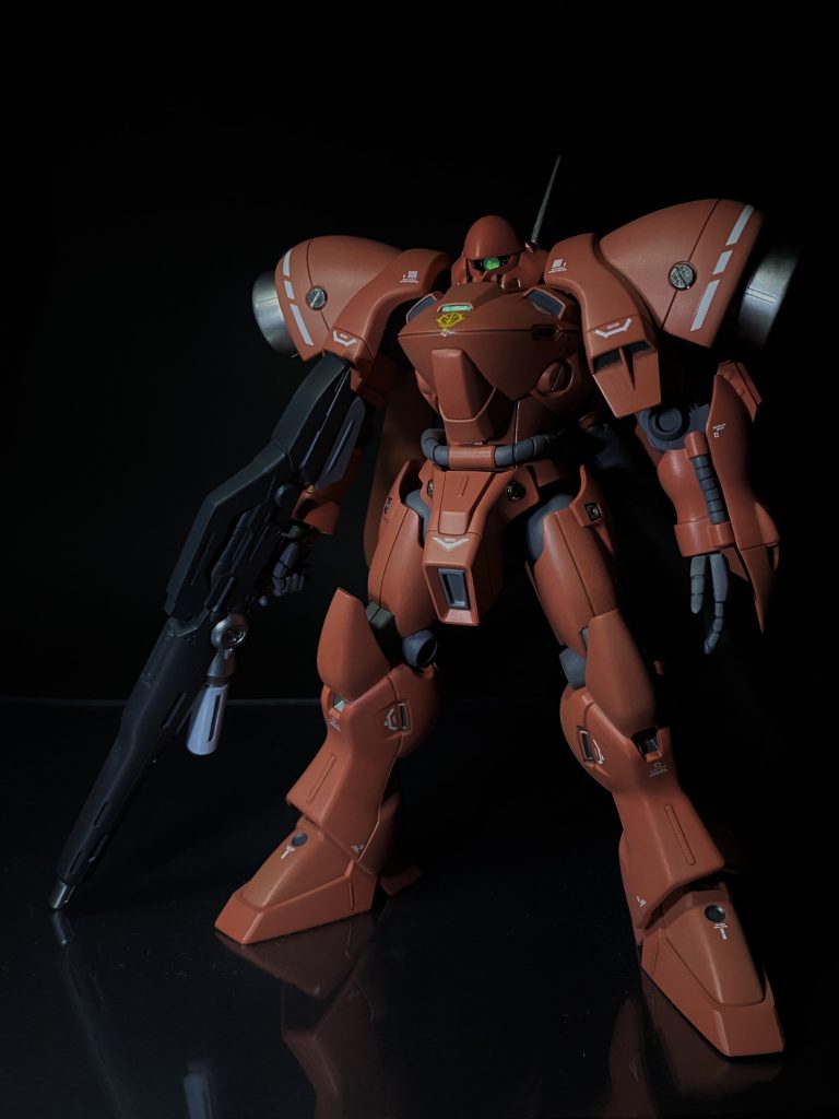 正面ショット。良キットなので無改修。いつも通りモノアイをHアイズ化、ところどころにある丸一モールドはメタルパーツに置き換えしたぐらい。純粋ジオン機じゃないので設定準拠でモノアイは緑です。あとデカールもいつものジオン機とは違う感じで貼りました。