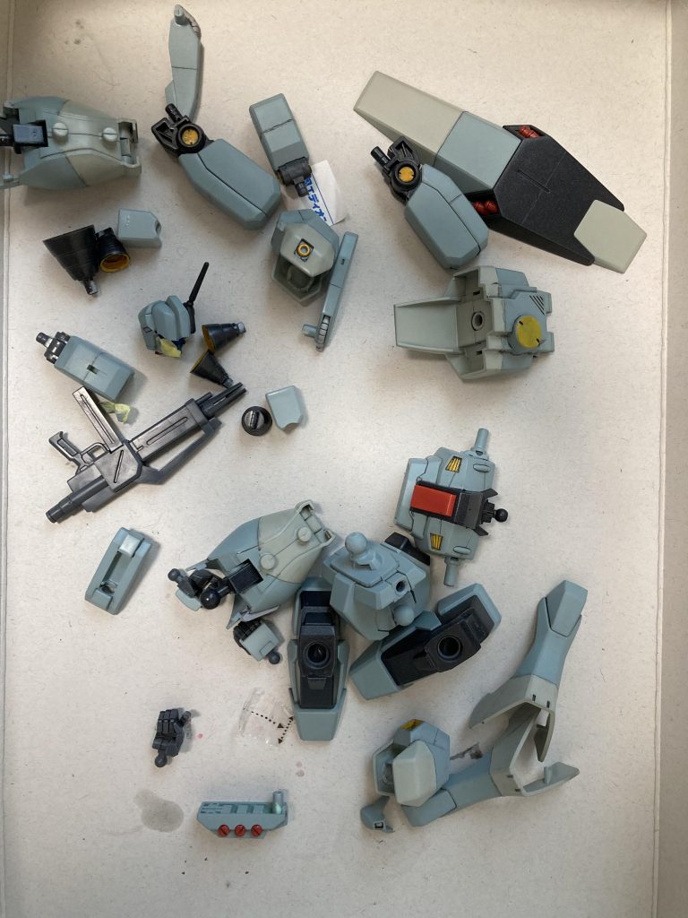 •Mr.hobby Mr.カラースプレー11（ガラグレー）、115（ライトブルー）•Mr.hobby Mr.カラー58（オレンジイエロー）、23（レッド）•ガンダムカラースプレーSG05（MSグレー連邦系）•タミヤスミ入れ塗料（ブラック）•Mr.hobby Mr.スーパークリア　つや消し塗装→墨入れ→トップコート（塗装）既婚者のお小遣いでエアブラシは無理‥‥そして敷居も高い‥‥という事で、スプレーで塗装です。調色は出来ないけど、色合いには満足できました。マスキングミスって所々はみ出たのは課題ですね‥‥部分塗装は胸のダクト、肩のダクト、各種スラスター、あと赤い所を筆塗り。筆塗りが難しすぎてムラ出まくりです。特に黄色が難しい。肩の部分ははみ出まくりです。