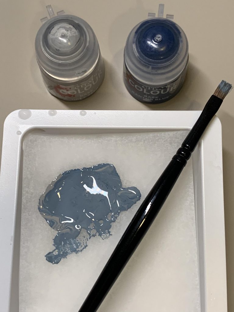 グレーに紺を混ぜて色を作り、ドライブラシで少し化粧しました。