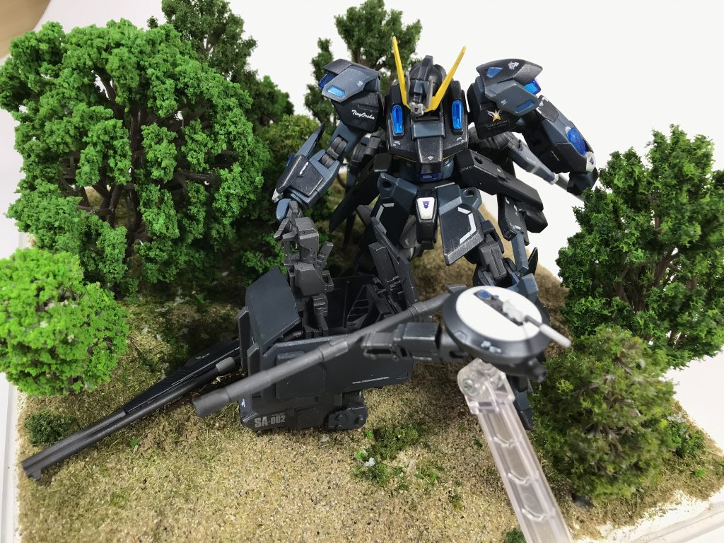 [多目的コンテナ]アトラータ上部に搭載されているコンテナで、陸戦用ガンダムのウエポンコンテナを利用しているため、内部にさまざまな武装を格納することができる。