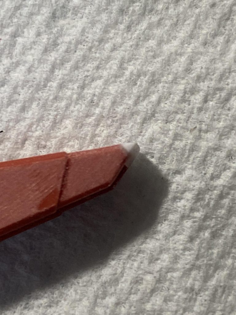 プラ板も使用してエッジを尖らせています。