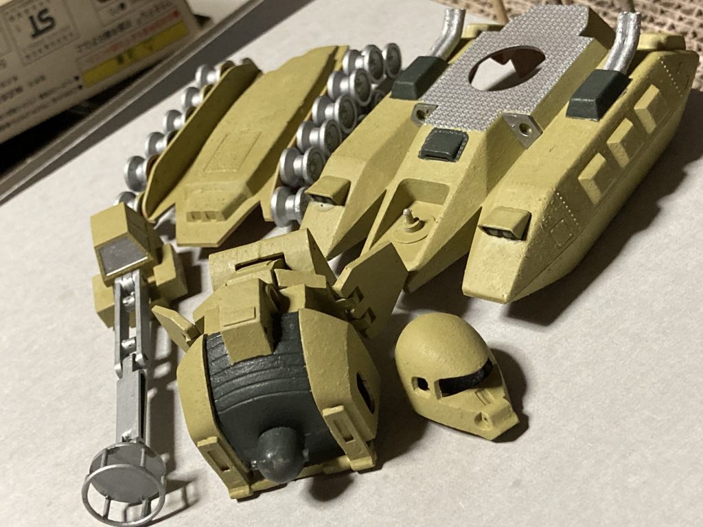 乾いたら基本塗装でダークイエロー、クロームシルバー、グレーちょい足しブラックグリーンを筆塗り