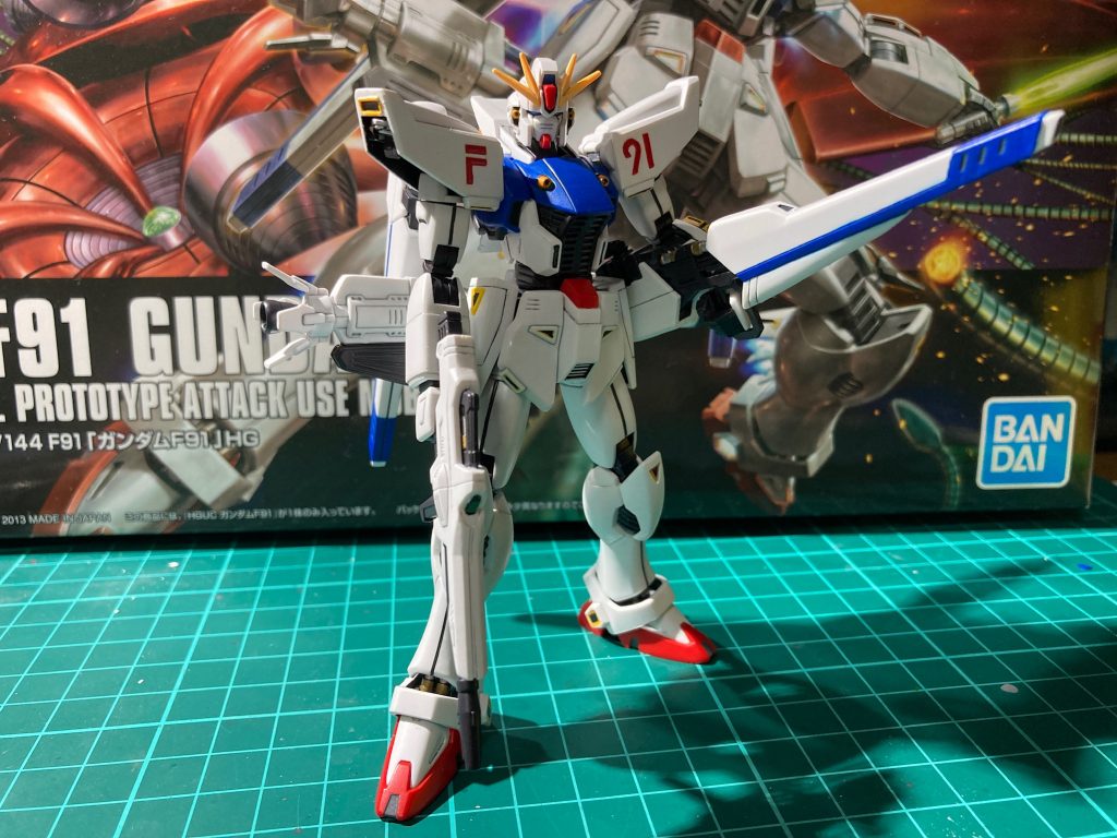 私がガンダムが好きになった入口は幼少期のカードダスやガシャポンのSDガンダムでした。逆シャアくらいまでが世に出回っていた、そんな時代に物心ついてから私が迎えた最初の「最新作ガンダム」がこのF91でした。アムロやシャアが全く話に出てこないストーリー、発達した各種武装に近未来の到来をバシバシ感じてました。