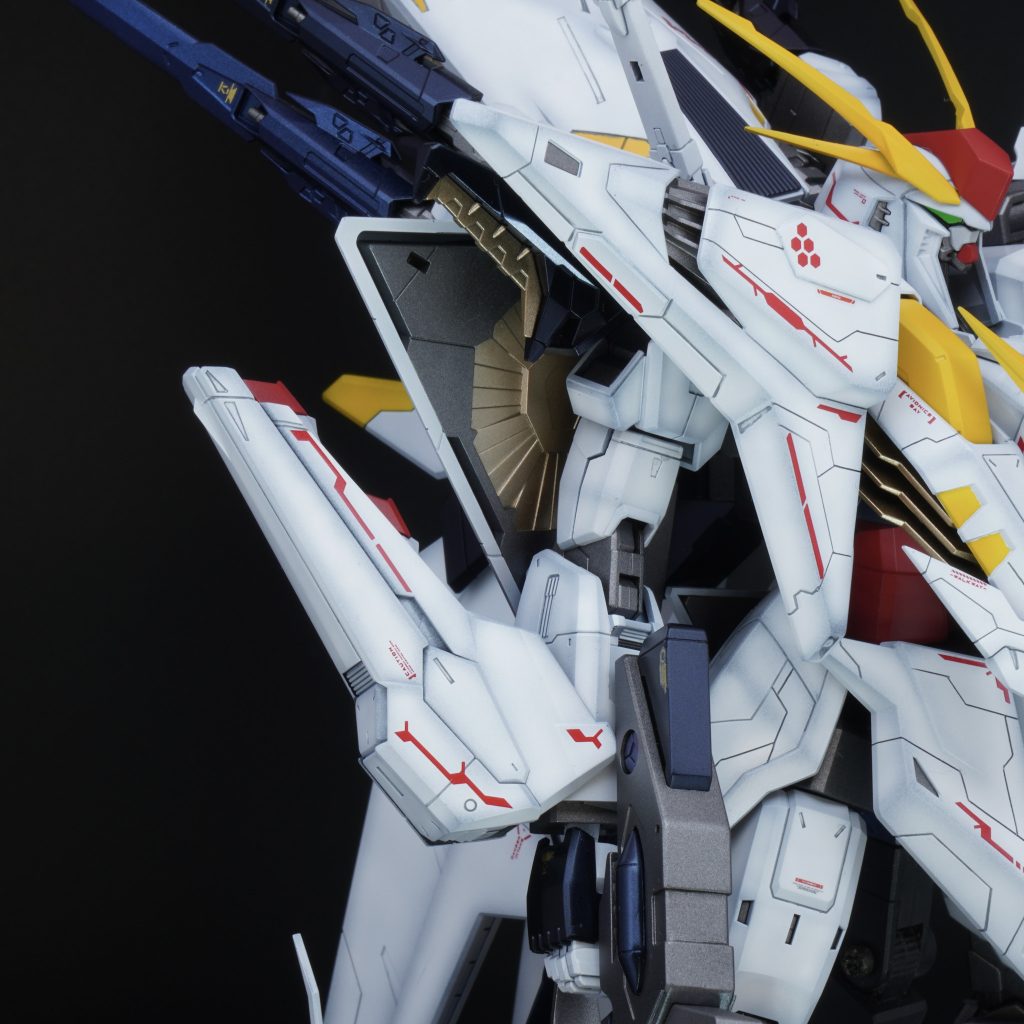 巨大な拳とのバランスをとる為に、プロヴィデンスの方アーマーを腕に取り付けました。