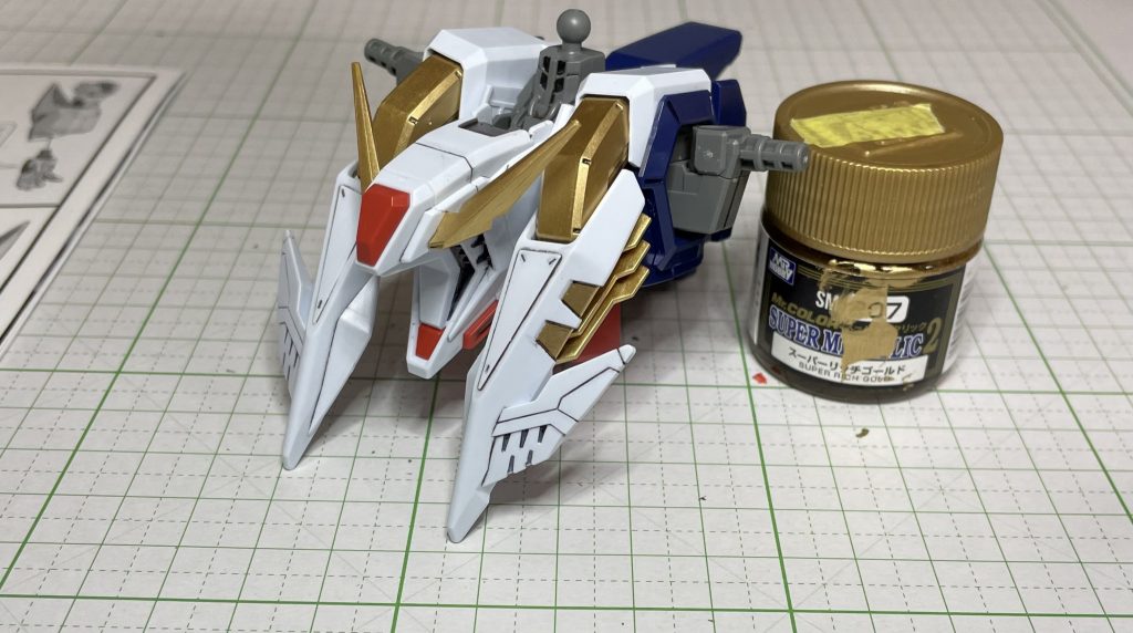 黄色とオレンジ色のパーツをゴールドに塗装しました。墨入れと水転写デカールを貼り付けてつや消しスプレーで仕上げました。ペーネロペーは年始に作ったもので、クスィーと同じ様に塗装して光沢スプレーで仕上げました。