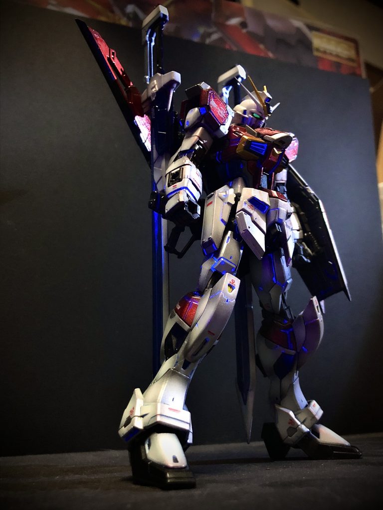 墨入れにガイア蛍光エナメルを使いUVライトで光らせてます。